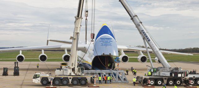 Frachtflugzeug ( Luftfracht Charter) bei der Entladung in Zagreb